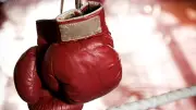 Ancien champion de boxe enlève le petit ami de sa sœur de 12 ans