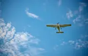 Arizona : un avion frôle une voiture en atterrissant d'urgence sur une autoroute