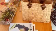 Atelier collage de fleurs fraîches à Compeyre : un succès créatif