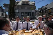 Attal recentre sa campagne sur le village, loin des extrêmes