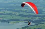 Autriche : une parapentiste survit à une collision avec un avion