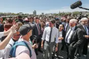 Bain de foule à La Rochelle : Gabriel Attal en rock star