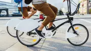 Ébloui par le soleil, un camion écrase deux cyclistes de 11 ans à Tours