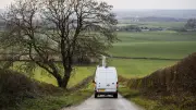 Camionnette blanche suspecte en Occitanie : le conducteur cible des enfants