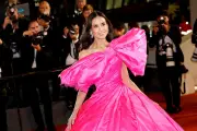 Cannes 2026 : Demi Moore éblouit dans une robe rose spectaculaire