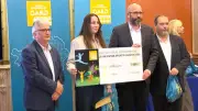 Chloé Gascuel, espoir de la natation, reçoit 1 000 € du Département