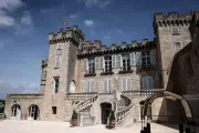 Château de La Barben : litige urbanistique et polémique historique en Paca