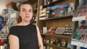 Céline Charlet lutte pour sauver sa librairie La Feuille à Lodève