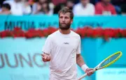 Corentin Moutet baisse son short à Hambourg et reçoit un avertissement