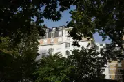Couvertures de survie et glaçons : la débrouille face à la canicule