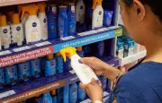 Crèmes solaires : sticks, bio, océan... nos réponses à 5 questions