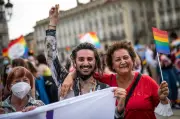 Découvrir l'importance de la norme sociale pour les parents de personnes LGBT