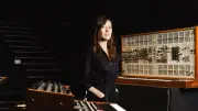 DeLaurentis : la musicienne électro qui révolutionne la scène avec l'IA
