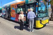 Des bus ultra décorés par Valerio Adami circulent à Cannes