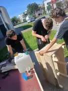 Des jeunes de Saint-Vivien construisent des carrés potagers avec un apprenti menuisier