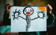 Dessins d'enfants : tatouage, cadre ou poubelle ?