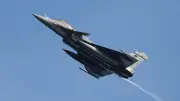 Deux Rafale survolent Issy-les-Moulineaux pour un entraînement