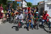 Défilé des vélos fleuris à Saint-Bonnet-sur-Gironde : une tradition perpétuée