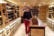 D'ingénieur à menuisier : Julien Penaud crée des meubles sur mesure dans son atelier