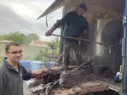 Dominique Simonnet, bouilleur ambulant, transmet son savoir-faire à son fils