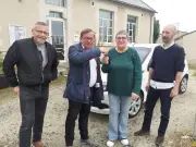 Don solidaire : une voiture remise au garage associatif de Marans