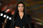Dua Lipa réclame 15 millions de dollars à Samsung pour usage non autorisé de son image