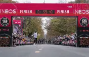 Emmanuel Macron court avec le marathonien Kipchoge à Nairobi