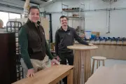 Face à la crise du vin, le tonnelier Vicard se lance dans le mobilier design