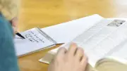 Faut-il sanctionner l'orthographe au bac et au brevet ? Débat entre deux experts