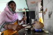 Faute de gaz, des Indiens cuisinent avec de la bouse de vache sacrée
