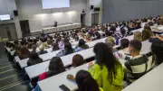 Frais étudiants étrangers : le ministère assouplit son décret