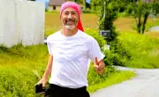 François Blériot, l'ultra marathonien, s'arrête à Épargnes pour la recherche contre la mucoviscidose