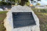 Fréjus : stèle hommage à deux aviateurs héroïques de 1965