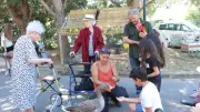 Fête des grands-parents à Aigues-Mortes : animaux et jeux réunissent les générations