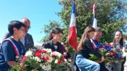 Gallargues : les enfants du CME fleurissent le monument aux morts