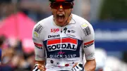 Giro 2026 : Paul Magnier remporte la 1ère étape après un sprint chaotique