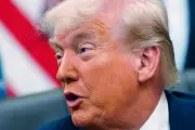 Guerre au Moyen-Orient : Trump suspend l'escorte navale à Ormuz
