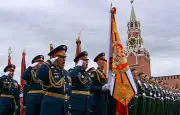Guerre en Ukraine : Poutine défile sur la place Rouge sans chars, trêve fragile