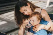 Hydratation et chaleur : protéger bébé en été