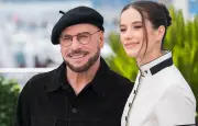 John Travolta surprend Cannes avec un look de réalisateur rétro