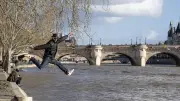 JR emballe le Pont-Neuf : une grotte éphémère de 120 mètres