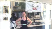 Julie ouvre une friperie sur la place du Marché à Servian