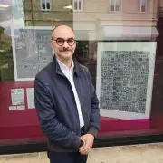 Julien Gavard expose ses toiles inspirées des arts aborigènes à Pessac