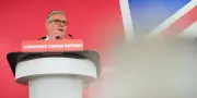 Keir Starmer refuse de quitter Downing Street face à la rébellion travailliste