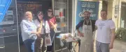 La belle gardoise présente sa baguette 100% locale à Bagnols-sur-Cèze
