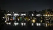 La Caverne du Pont Neuf de JR prend vie à Paris : images de la métamorphose