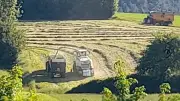 La grande valse des tracteurs dans les prés lozériens