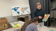 L'écrivain Guillaume Aubin anime des ateliers d'écriture avec détenus et collégiens