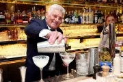 Le barman du Martinez vit son dernier Festival de Cannes après 42 ans