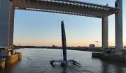 Le maxi-trimaran d'Armel Le Cléac'h fait escale à Bordeaux